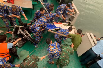 Trục vớt phần đuôi máy bay.