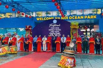 Các đại biểu cắt băng khai trương Hội chợ-Triển lãm Tinh hoa Đông Y Dược Việt Nam.