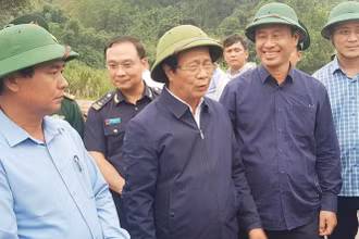 Phó Thủ tướng Lê Văn Thành kiểm tra điểm sụt, trượt trên Quốc lộ 15D.
