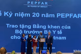 Bộ trưởng Y tế Đào Hồng Lan trao Bằng khen cho PEPFAR Việt Nam.