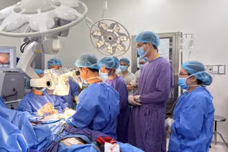 Các bác sĩ phẫu thuật cho người bệnh.
