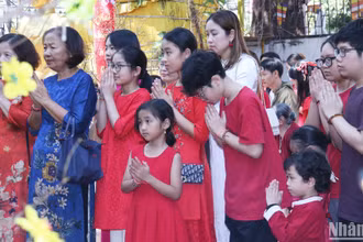 Bà con người Việt tại Lào đi lễ chùa ngày đầu năm mới Quý Mão 2023. (Ảnh: HẢI TIẾN)