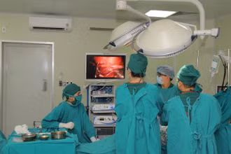 Các bác sĩ Bệnh viện đa khoa Đức Giang phẫu thuật bóc ổ cặn màng phổi cho bệnh nhân.