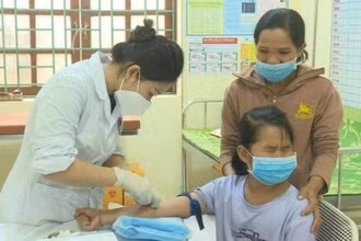 Lấy mẫu xét nghiệm bệnh nhi.