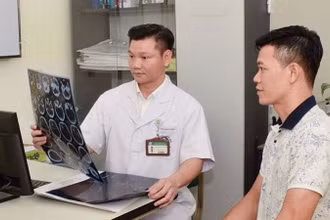 Bác sĩ chuyên khoa 2 Nguyễn Quang Thành, Khoa Phẫu thuật Thần kinh, Bệnh viện Bạch Mai khám cho người bệnh.