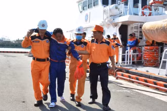 Cứu nạn kịp thời nhiều thuyền viên đưa về bờ an toàn. 