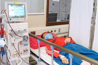 Bệnh nhi đang chạy thận nhân tạo.