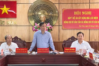 Phó Trưởng Ban Tuyên giáo Trung ương Phan Xuân Thủy phát biểu tại buổi làm việc tại tỉnh Long An.