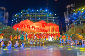 Các nghệ sĩ tham gia tổng duyệt chương trình. 
