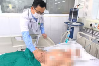 Bệnh nhân nằm điều trị tại Bệnh viện Bệnh Nhiệt đới Trung ương. (Ảnh: BVCC)