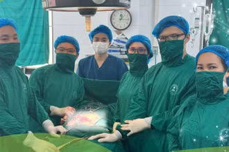 Các bác sĩ xử trí thành công cho sản phụ. 
