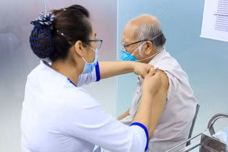 Tiêm vaccine bảo vệ cho người cao tuổi.