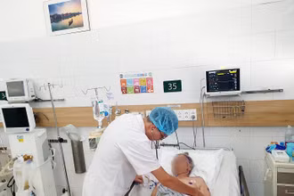 Bác sĩ của Trung tâm Chống độc đang thăm khám cho bệnh nhân bị ong đốt điều trị tại Trung tâm.