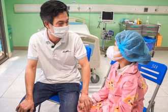Bé gái khỏe mạnh, chuẩn bị xuất viện. 