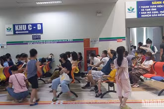 Bệnh nhi chờ khám tại Bệnh viện Nhi Trung ương.