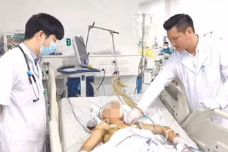Thạc sĩ, bác sĩ Đồng Phú Khiêm, Phó Giám Đốc Trung tâm Hồi sức tích cực, Bệnh viện Bệnh Nhiệt đới Trung ương (bên trái) thăm khám cho bệnh nhân.