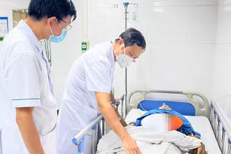 Bác sĩ thăm khám cho người bệnh sau phẫu thuật. 