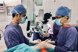 Các bác sĩ phẫu thuật cho bệnh nhân. 