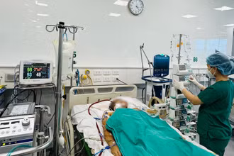Bệnh nhân đang can thiệp ECMO.
