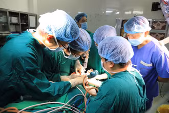 Các bác sĩ phẫu thuật cho bệnh nhân. 