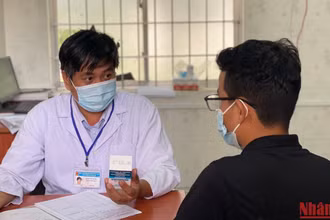 Bác sĩ tư vấn cho khách hàng về điều trị PrEP tại Trung tâm Y tế thị xã Phú Mỹ, Vũng Tàu.
