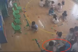 Cô giáo kéo cháu bé vào góc khuất rồi dùng tay đánh cháu. (Ảnh cắt từ clip)