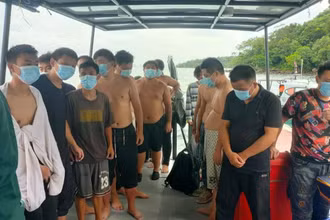 Những người sống sót trong vụ đắm thuyền được nhà chức trách sắp xếp nơi ăn ở.