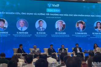 Các đại biểu chia sẻ tại tọa đàm trong khuôn khổ hội thảo “Quỹ đổi mới sáng tạo Vingroup - Dấu ấn 5 năm hoạt động”.
