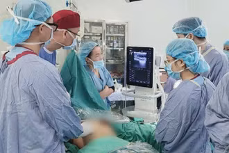Bác sĩ can thiệp cho người bệnh