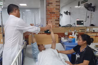 Một bệnh nhân bị ngộ độc, tổn thương não, suy tạng đang được điều trị tại Trung tâm Chống độc.