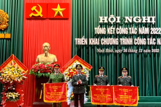 Công an tỉnh Ninh Bình đón nhận bằng khen của Bộ Công an. 