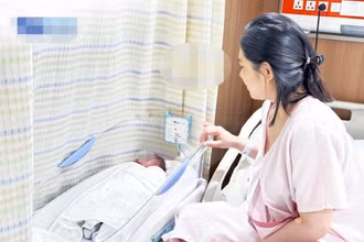Sản phụ chào đón con đầu lòng. 