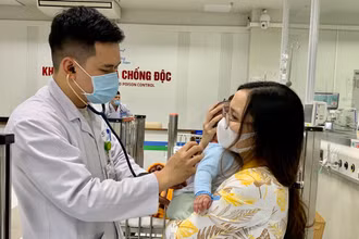 Bác sĩ khám cho bệnh nhi. 