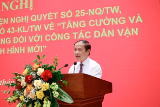 Đồng chí Phạm Tất Thắng, Ủy viên Trung ương Đảng, Phó Trưởng Ban Thường trực Ban Dân vận Trung ương phát biểu tại hội nghị.