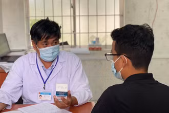 Bác sĩ tư vấn cho bệnh nhân. 