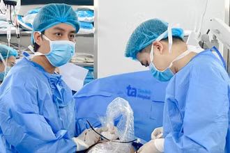 Bác sĩ thực hiện kỹ thuật truyền máu trong tử cung cho sản phụ. 