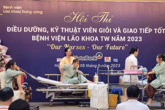 Các tình huống chăm sóc người cao tuổi được xây dựng thành tiểu phẩm.