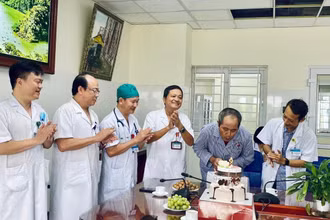 Các y, bác sĩ chúc mừng ông T. khỏe mạnh sau 2 năm ghép phổi. 