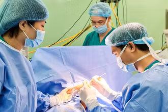 Bác sĩ Phùng Công Sáng cùng ê-kíp tiến hành phẫu thuật cho bệnh nhi.