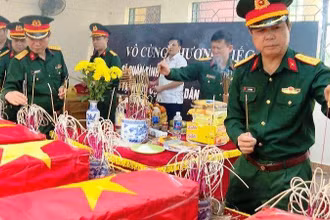 Lực lượng vũ trang Thanh Hóa tưởng niệm các liệt sĩ.