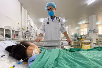 Một bệnh nhân phải nằm viện điều trị do ong đốt. (Ảnh minh họa)