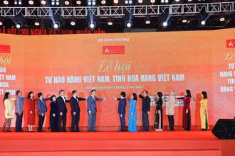 Các đại biểu tham dự nghi thức khai mạc lễ hội.
