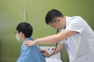 Bác sĩ khám lại cho bệnh nhân sau khi phẫu thuật.