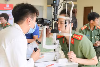 Khám cho cán bộ chiến sĩ công an.