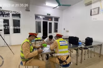 Đội Tuần tra kiểm soát giao thông đường bộ cao tốc số 3 (Đội 3, Cục Cảnh sát giao thông) lập biên bản xử phạt tài xế.