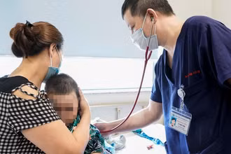Phó Giáo sư, Tiến sĩ Tạ Anh Tuấn, Trưởng Khoa Điều trị tích cực Nội khoa thăm khám cho bệnh nhi.