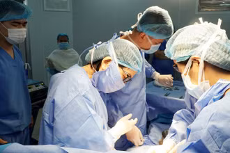 Bác sĩ Hiền Lê và ê-kíp sản khoa thực hiện mổ lấy thai. 