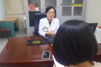 Bác sĩ Lâm Mỹ Hạnh tư vấn cho người bệnh.