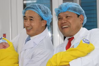 Thứ trưởng Y tế Trần Văn Thuấn và Giám đốc Bệnh viện Phụ sản Trung ương vui mừng chào đón những công dân nhí đầu tiên. 