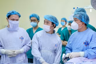 Các bác sĩ can thiệp cho người bệnh. 